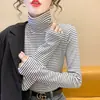 Camisa térmica de gola alta listrada em preto e branco para outono e inverno para mulheres 2026, moderna e estilosa, top quente