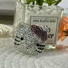 Gato Hello Kitty Incrustado de Diamantes Decoración de Ropa Hecha a Mano Llavero Accesorio para Bolsos Adorno Creativo para Niños de Tres Años