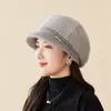 Nova coleção de outono e inverno estilo coreano: Gorro de tricô liso, gorro quente e protetor de orelhas para mulheres de meia-idade e idosas, adequado para ciclismo