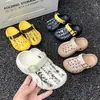 Zapatos tipo tank top nuevos de verano con bloques de color y diseño ondulado para niños y niñas, sandalias de playa antideslizantes con estampado para exteriores, pantuflas de punta cerrada