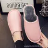 Zapatillas de casa de cuero para otoño e invierno para hombres y mujeres parejas hogar interior piso de madera suela suave antideslizante cálidas de algodón venta al por mayor