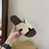 Pantuflas de lino estilo coreano First Encounter para mujer, nuevo modelo de verano, sandalias de una tira, estilo vacacional, adecuadas para la costa y la playa, suaves y planas