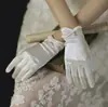 Joyería Tienda Lujo Guía de Compras Mostrador Exhibidor de Joyería Guantes Blanco Etiqueta Celebridad Novia Vestido Foto Negro