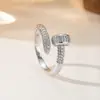 Anillo de Luz de Zirconia Incrustada en Oro Real Chapado en Cobre Transfronterizo Europeo y Americano Lujo Ligero Sensación de Alta Gama Anillo para el Dedo Joyería de Mano Versátil Fabricante Venta al por Mayor en Stock
