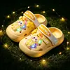 Nuevos zuecos luminosos de dibujos animados para niños de verano, sandalias de playa para niños y niñas, pantuflas cerradas antideslizantes para uso en exteriores, venta al por mayor