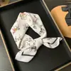Bufanda Cuadrada Pequeña Floral Fresca Estilo Coreano para Mujer Bufanda de Seda Versátil Bufanda Decorativa para la Cabeza en Viajes Cinturón para el Pelo Bufanda Artística Primavera y Otoño