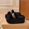 Chinelos externos versáteis para mulheres, com sola grossa, que aumentam a altura, fivela de cinto, novo estilo outono/inverno 2026, quentes, forrados com fleece, chinelos de algodão pelúcia para uso interno