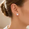 Nuevo ear cuff en forma de corazón con incrustaciones de diamantes de Amazon, acero inoxidable, versátil, único y elegante joyería de pendientes de mariposa para mujer