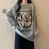 Camisa básica de comprimento médio estilo coreano com um toque moderno e casual, design de desenho animado que parece jovial, suéter para mulheres plus size, modelagem solta