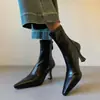 Botas de salto alto marrons 2026, novas, da moda, de perna fina, bico fino, com painéis elásticos, saltos finos e zíper traseiro, botas de moda