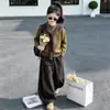 Conjunto Outono/Inverno 2026 para Meninas Novo Estiloso Fashionável Xale Grande Suéter Calça Infantil com Plus Velvet Estampa de Leopardo