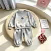Conjunto de moletom infantil estilo coreano com desenho de astronauta, novo conjunto de duas peças quentes outono/inverno 2026, atacado de roupas infantis
