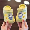 Chinelinhos de bebê em EVA para meninos e meninas, sandálias de verão antiderrapantes para bebês e crianças pequenas, pantufas fechadas para banho infantil em ambientes internos
