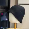 Novo chapéu de pescador com cadarço para mulheres, estilo japonês 2026, chapéu de lã simples e versátil, proteção para as orelhas, chapéu balde quente, chapéu da moda para clima frio