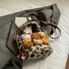 Bolso de Felpa con Estampado de Leopardo de Nicho Súper Popular para Mujer, Bolso Cruzado Versátil Popular de Otoño e Invierno, Bolso Cubo de Mensajero de Dibujos Animados Lindo