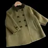 Ropa infantil coreana 2026 otoño nuevo estilo abrigo de lana con solapa verde retro temática del bosque para niñas, chaqueta de lana moderna de invierno