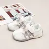 Zapatos para niñas 2026 otoño nuevo estilo Velcro niñoszapatos blancos para correr para niñoszapatos deportivos de suela blanda para niñas mayores