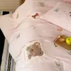 Fofo estilo infantil outono e inverno espessado estilo creme leite velo quatro peças conjunto quente pequeno urso bordado desenho animado dupla face velo roupa de cama