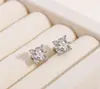 Brincos de parafuso super brilhantes em formato de estrela de quatro pontas com cabeça chata, requintados e modernos, com um design único e detalhes em diamantes de corte quadrado