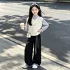Conjunto de duas peças feminino doce e fofo para primavera e outono, estilo coreano, com um laço doce, uma blusa de moletom falsa de duas peças e calças largas e soltas.