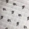 Ropa de Algodón de Invierno Tejido Bordado Impreso Digitalmente Mariposa Negra Equipaje Acolchado Tejido Acolchado Bolsa de Almacenamiento Tejido Decorativo