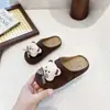 Faixa de Cabelo e Chinelos de Boneca Desenho Animado Fofo para Meninas, Sapatos Birkenstock Macios Vestíveis, Novos Estilos de Mocassins de Solado Macio Primavera/Outono 2026