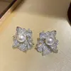 Pendientes de Botón de Perla y Flor de Hoja Plateada con Flor Hueca de Diamante Completo Pendientes de Lujo Ligero de Alta Gama Joyería de Oreja Exquisita Versátil Venta al por Mayor
