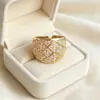 2026 Nuevo Cruzado Más Vendido Estilo Fragancia Ligera Rejilla de Diamantes Zirconia de Cobre Anillo para Mujer Rejilla de Oro Real Patrón de Piña Cruzada Anillo Abierto