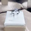 Suministro de Anillos de Diamante Sintético, Anillos Europeos y Americanos de Cobre Blanco de Seis Garras para Mujer, Joyería de Mano, Venta al por Mayor de Comercio Exterior de Lujo Transfronterizo