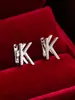 Pendientes de botón casuales de moda populares, creativos, con diseño de letra, simples, versátiles para el día a día, de alta calidad, lujo ligero