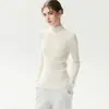 ¡Es absolutamente precioso! Este elegante top con volantes y borde festoneado es perfecto como capa base para otoño e invierno, ofreciendo una sensación suave y cómoda con su cuello semi-alto y diseño de punto.