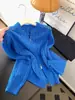 Suéter de tricô azul com vazados e zíper duplo nas mangas compridas, adequado para usar como peça interna ou externa, top estiloso feminino para outono 2026 para baixinhas