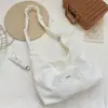 69141 Bolso tote blanco bordado floral estilo coreano para mujer, con correas de hombro plisadas, gran capacidad y diseño de lona literaria