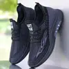 Primavera Old Beijing Cloth Shoes Sapatos Masculinos Sapatos Casuais Masculinos Meia-idade e Idosos Malha Respirável Tênis Sapatos de Caminhada para Idosos
