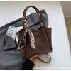 2024 Nova Bolsa Feminina Crossbody Commuter Grande Capacidade Moda All-match Cesta de Vegetais Bolsa de Ombro Balde Popular Bolsa da Moda para Mulheres