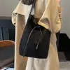 Bolso vintage para mujer 2026 gamuza popular simple nuevo de gran capacidad para el día a día tipo cubo otoño bandolera