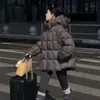 Abrigo acolchado de algodón y plumón de invierno 2026 para mujer, de longitud media, estilo nuevo, con capucha, corte holgado, chaqueta de algodón engrosada