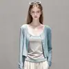 Atuendo chic de estilo coreano: un cárdigan azul, una camiseta de manga larga y un top tipo camisola, perfectos para usar en capas a principios de otoño. Conjunto de dos piezas, estilo 25742