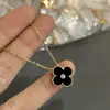 Collar de Joyería de Trébol de Cuatro Hojas de Ágata Roja Versión de Alta Gama V-Gold Chapado en Oro de 18K Cadena Exquisita para Clavícula para Mujeres, Estilo de Nicho de Lujo Ligero
