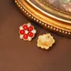 Brincos Versáteis Estilo Corte Moda Vintage Qingdao, Brincos de Luxo Leve Nicho High-End para o Dia a Dia, Design Vermelho para Mulheres