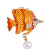 Broche Esmaltado de Peixe Tropical Estilo Oceânico Europeu e Americano com Pingente de Diamante e Pérola, Acessório de Pino Versátil para Casacos e Suéteres Femininos