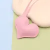Llavero de cuero con nudo de amor para equipaje de fábrica, colgante de cuero, algodón, corazón de melocotón, accesorios de decoración de bolsa, venta al por mayor