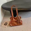 Bolso de moda retro chic para el nuevo commute 2026 para otoño, bolso de hombro de gran capacidad para mujer estilo coreano con amuleto para la axila
