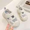 Sandálias Infantis Fechadas para Bebês Caminhando Estilo Verão 2026 Respiráveis Sapatos Funcionais para Meninos Pequenos Tênis Esportivos Casuais para Meninas