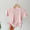 Camiseta Manga Curta para Meninas 2026, Fina e Fashion, Estilo Coreano, Roupa Infantil Delicada para Bebês e Crianças, Top Liso com Cordão de Coração