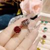 Nuevo Conjunto Versátil de Cadena para Clavícula de Moda Color Rojo Sangre de Paloma de Camelia con Colgante Exquisito y Hermosos Aretes de Circonita Cuica