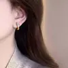 2025 Benmingnian Hebilla de Oreja Roja Perla Forma de Serpiente Nicho Retro Lujo Ligero Gama Alta Elegante Pendientes Versátiles