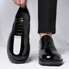 Sapatos masculinos de couro de tamanho grande para exportação, novo modelo outono 2026, sapatos formais de couro brilhante estilo britânico, sapatos para casamento e trabalho do noivo