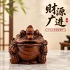 Fabricante de Yiwu ofrece figuras de sapo dorado con veta de madera, decoraciones creativas para escritorio y mesa de café, y figuritas pequeñas para atraer la riqueza, disponibles para venta al por mayor