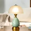 Luminária de mesa de cerâmica estilo americano e europeu, luminária de cabeceira de quarto, ornamento decorativo criativo retrô verde para casa, luminária de mesa de quarto